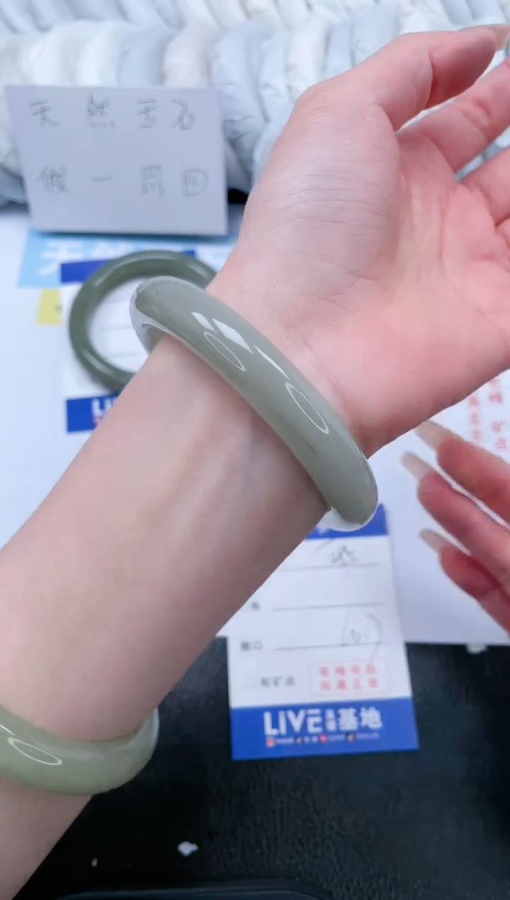 【闪购商品】石英质玉手镯未镶嵌T285-60.7