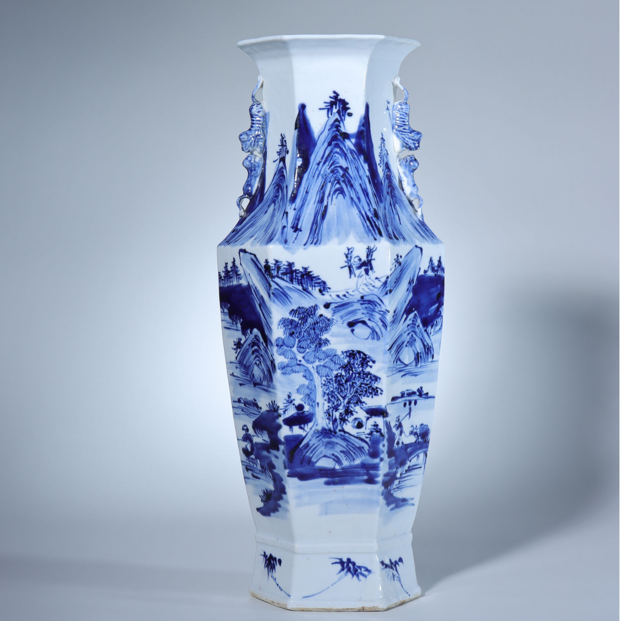 Lot.016 31 清中期 青花山水人物图六方瓶 H:41cm