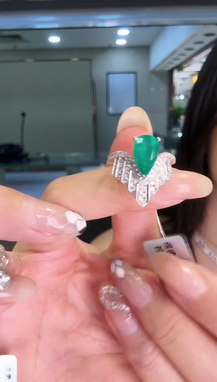 18K金镶嵌戒指祖母绿1.80ct