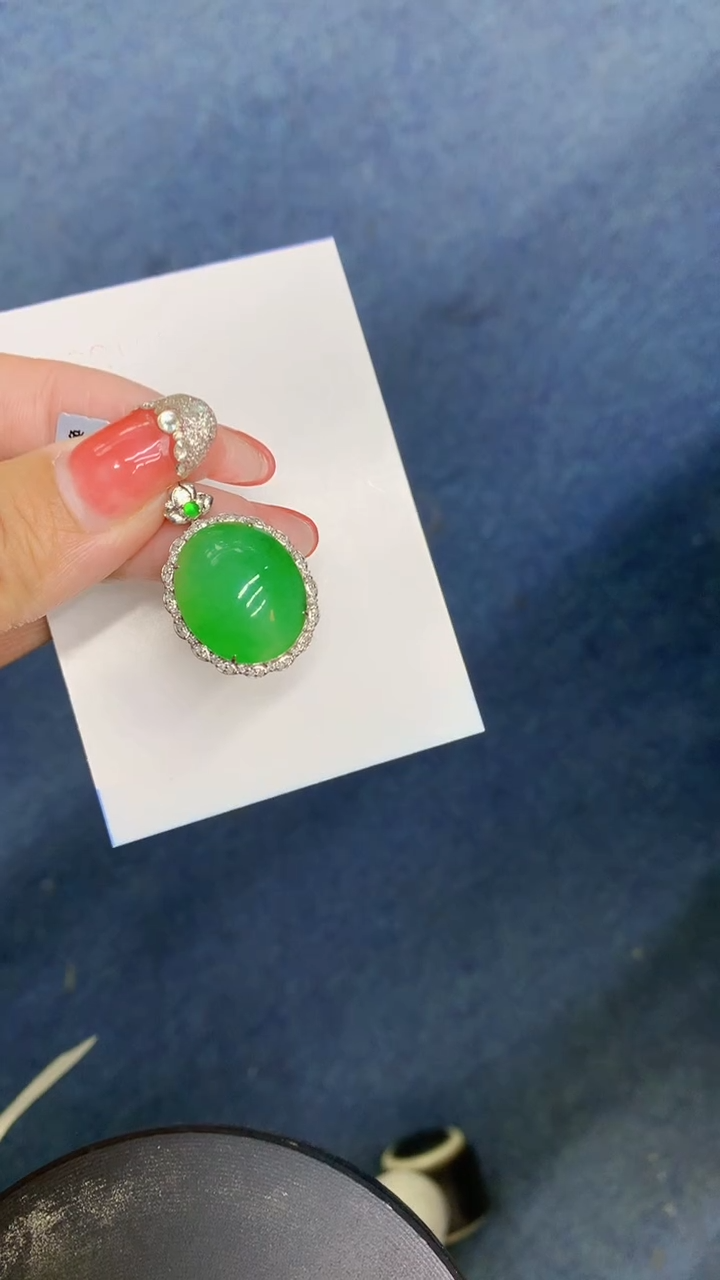 颈饰18K金镶嵌翡翠宅*1