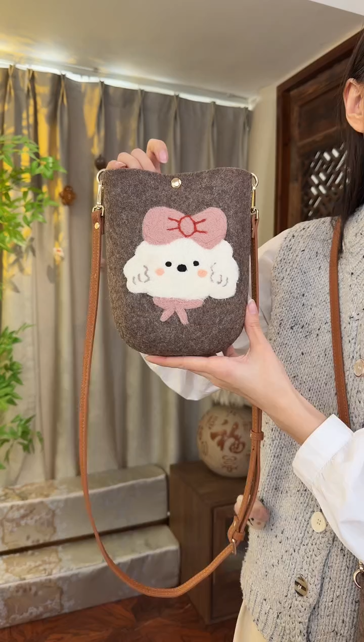 羊毛非遗羊毛毡包 手机包小狗