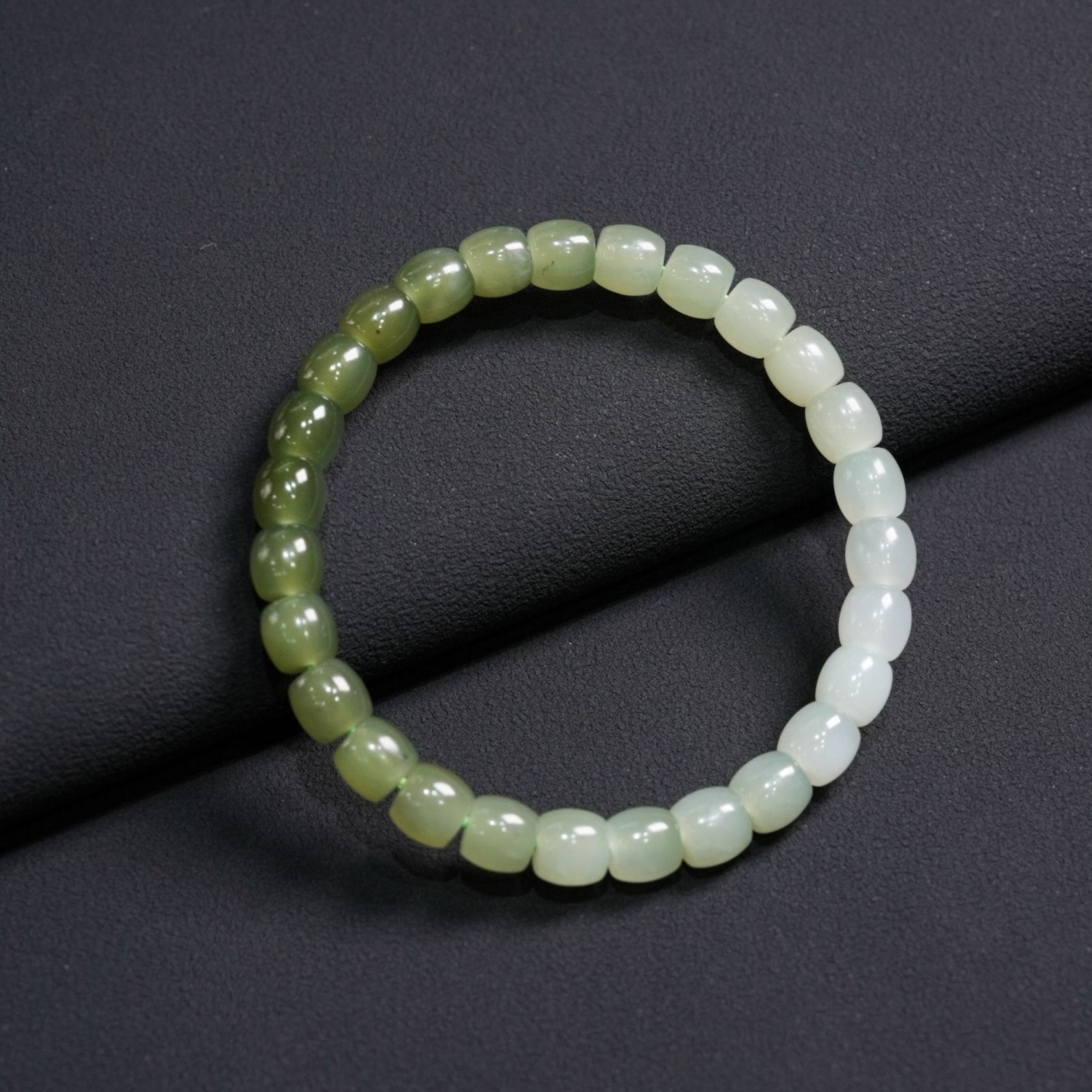 天然和田玉手串渐变绿直切小桶珠直径6*7mm