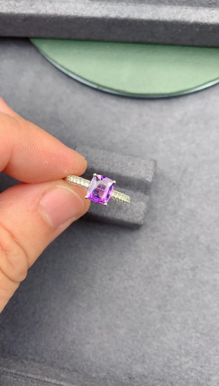 【闪购商品】彩色蓝宝石戒指18K金镶嵌1.5ct 紫蓝宝戒指