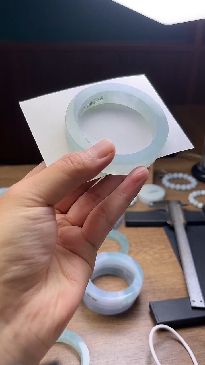 未镶嵌手镯定制翡翠乌****司定制