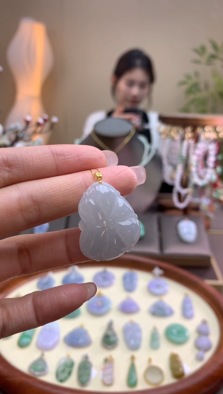 翡翠18K金镶嵌颈饰荷叶