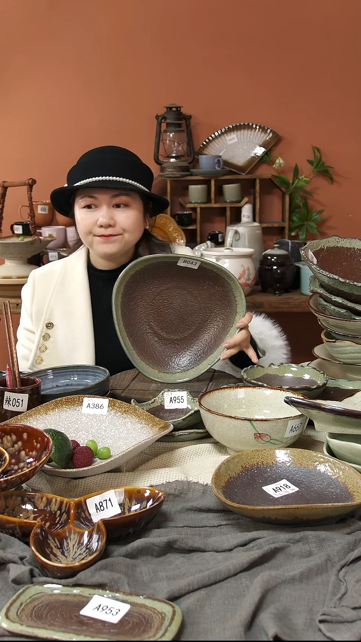 陶瓷B043陶瓷复古窑变异形三角盘一个微瑕25*6.5