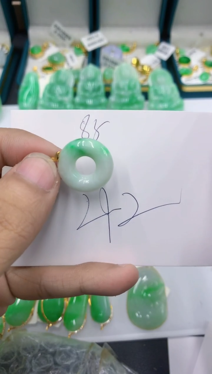 颈饰18K金镶嵌翡翠1111111111