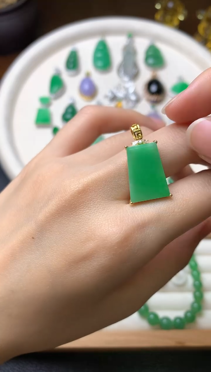 【闪购商品】翡翠吊坠(赠链)18K金镶嵌吊坠