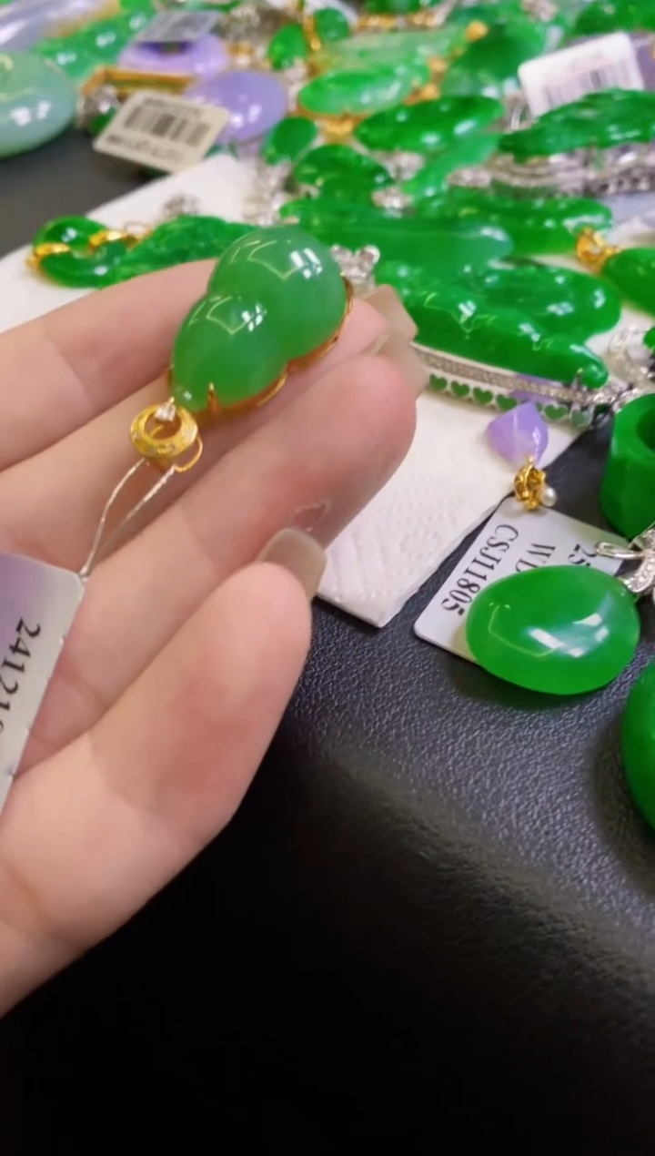 【闪购商品】翡翠颈饰18K金镶嵌吊坠