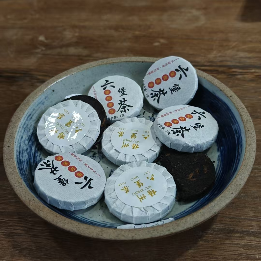 徐小敏(2015双渥樟香小圆饼) 2015年 特级广西黑茶 纯好六堡茶