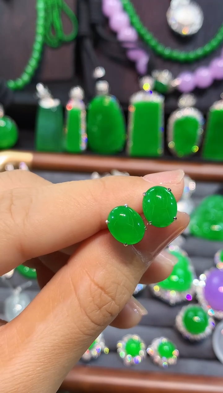 18K金镶嵌翡翠耳饰耳钉