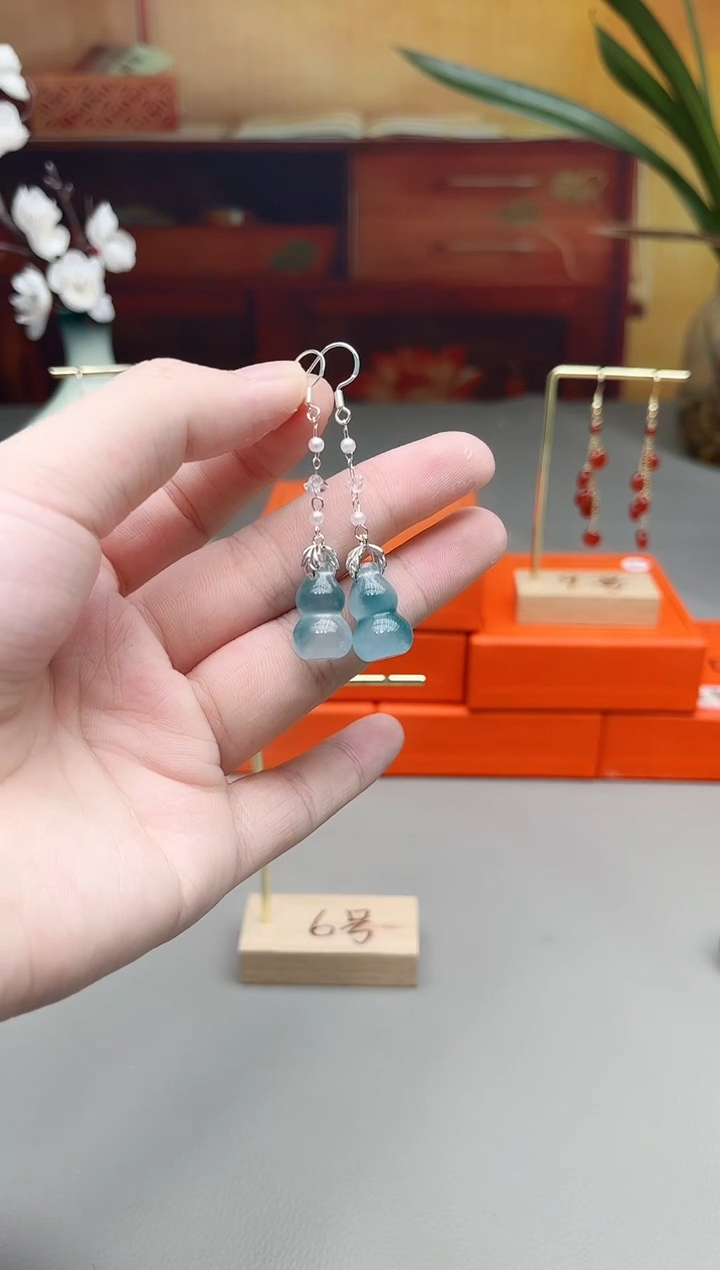 未镶嵌石英质玉（天山翠）耳钉飘花葫芦天山翠