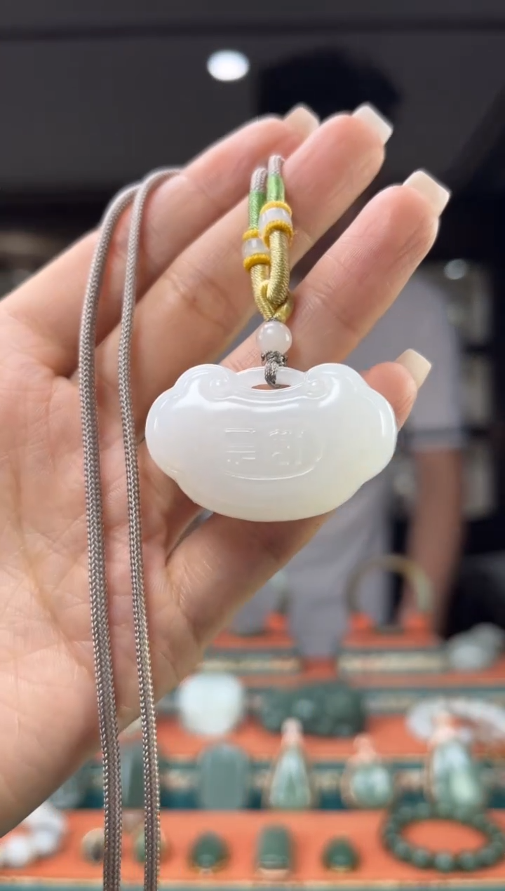 颈饰未镶嵌和田玉佩佩