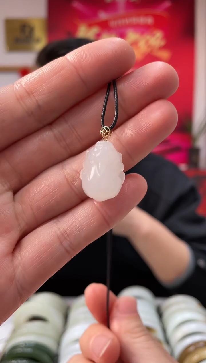 【闪购商品】和田玉颈饰18K金镶嵌且末天泰貔恘吊坠 随机发一件 