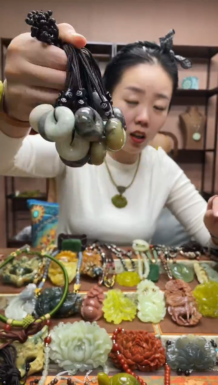 未镶嵌岫玉吊坠多样性发货发其中之一