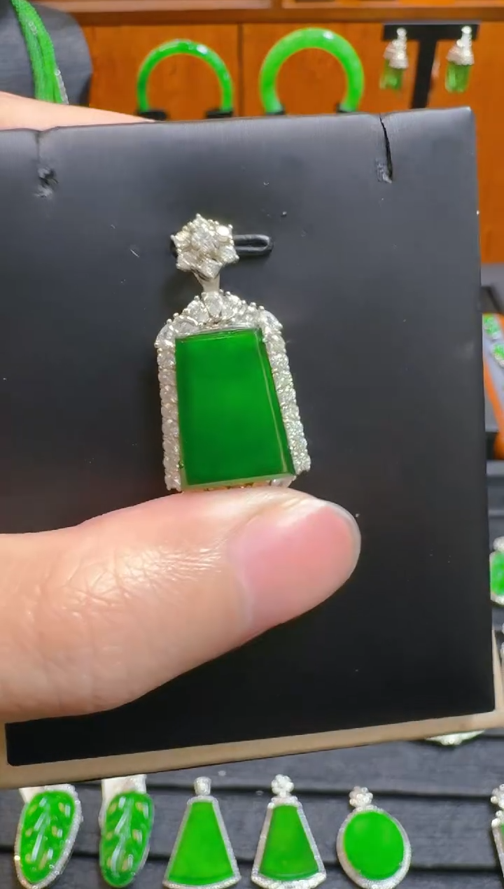 【闪购商品】翡翠吊坠(赠链)银S925镶嵌天然A货翡翠