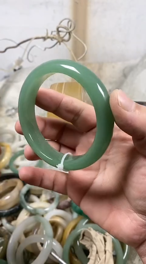 【闪购商品】石英质玉手镯未镶嵌62+26