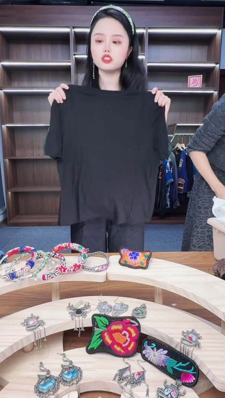 织绣L93蒙阿苏苗绣传承