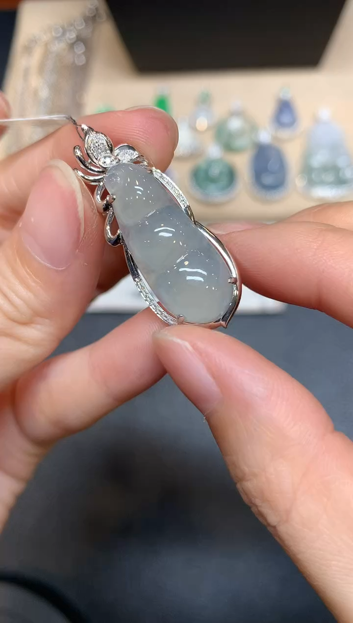 【闪购商品】翡翠颈饰18K金镶嵌福豆【无服务费