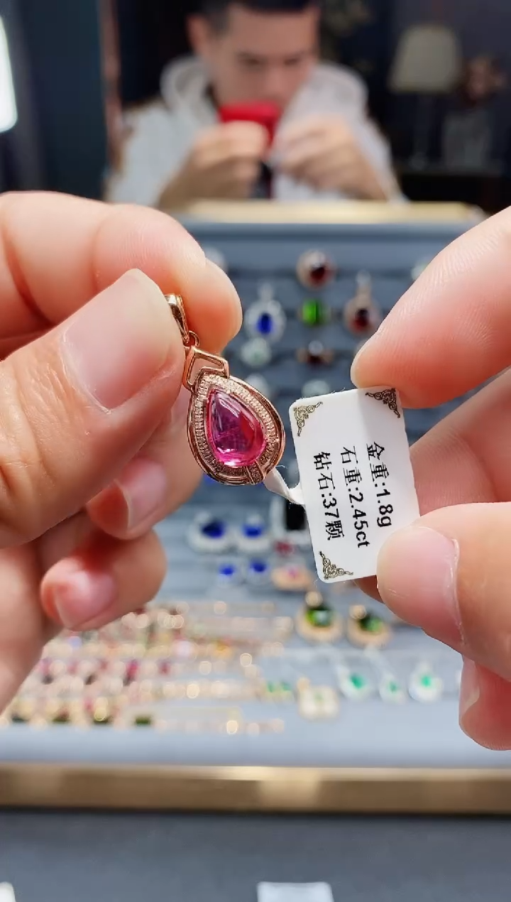 【闪购商品】碧玺颈饰18K金镶嵌2.45.。