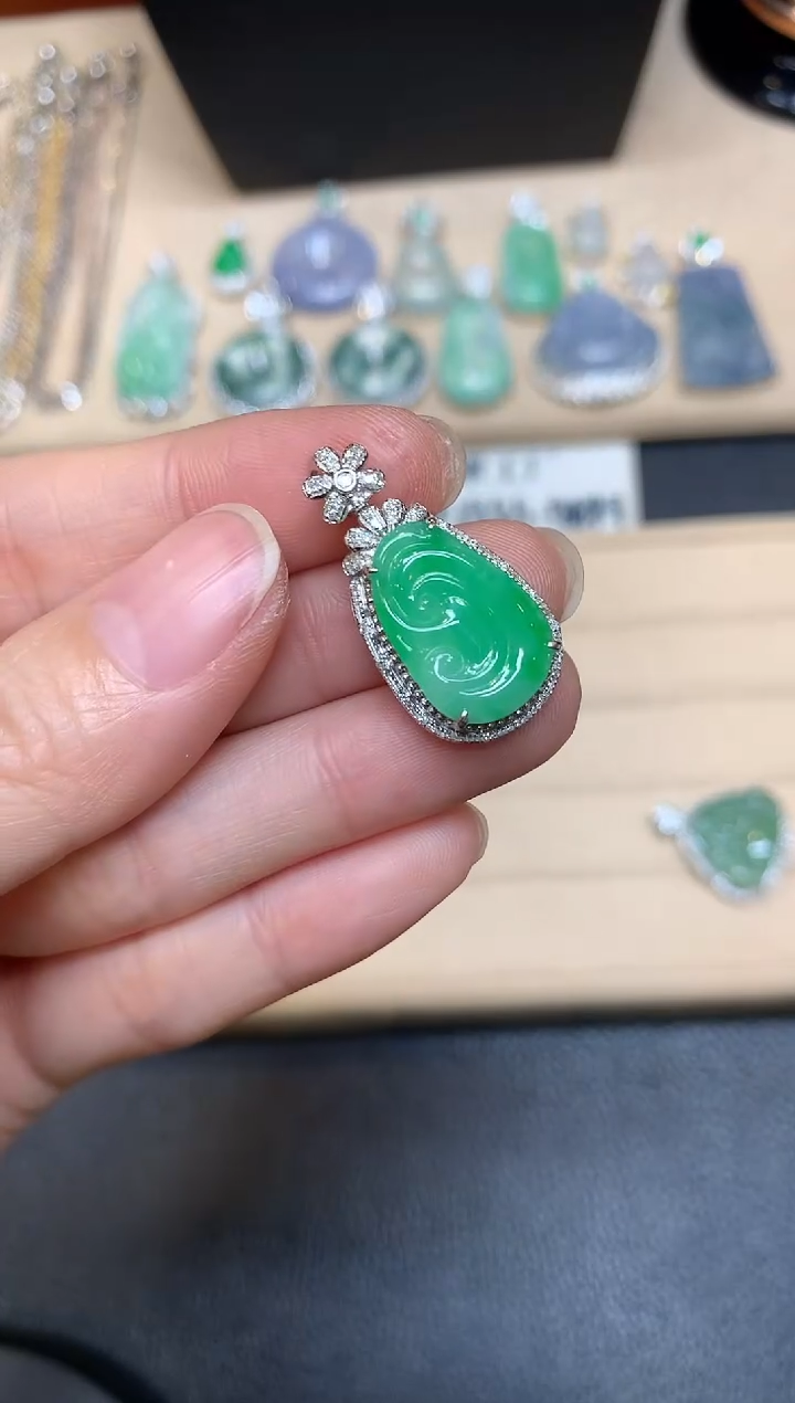 【闪购商品】翡翠颈饰18K金镶嵌如意【无服务费