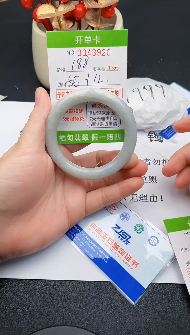 【闪购商品】20女王丽致优雅手镯时尚百搭