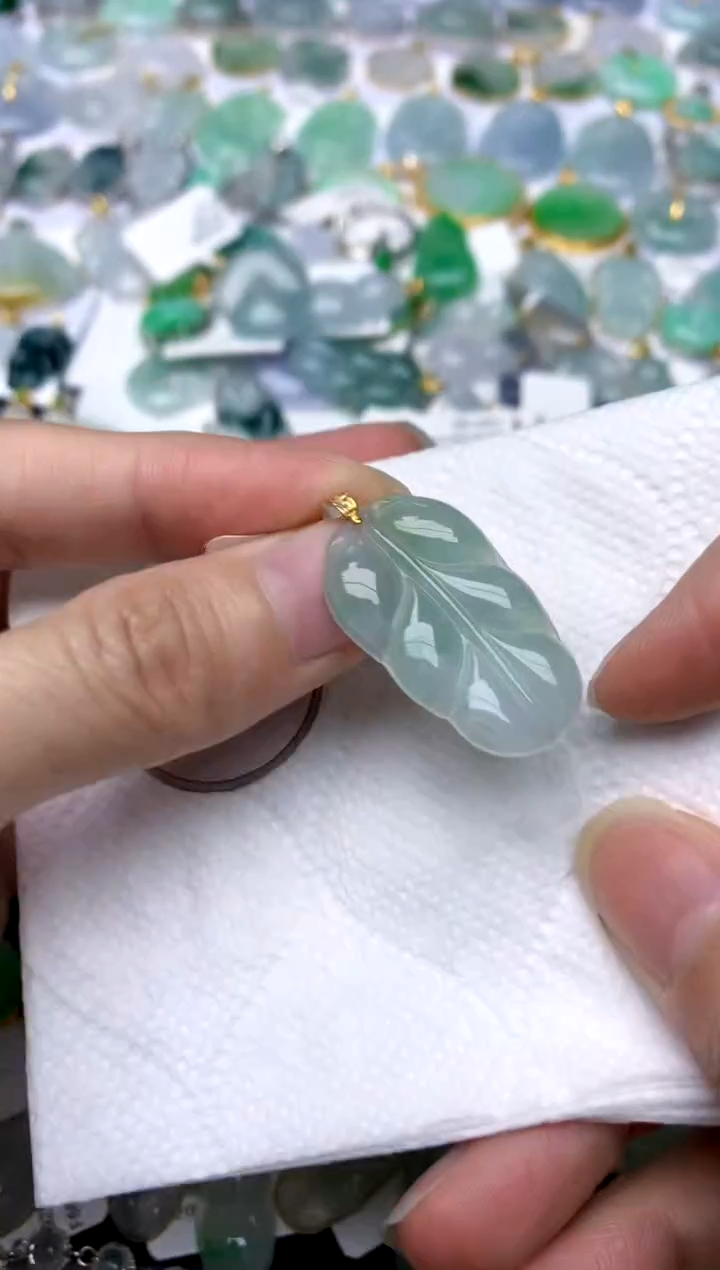 颈饰18K金镶嵌翡翠天然A货翡翠