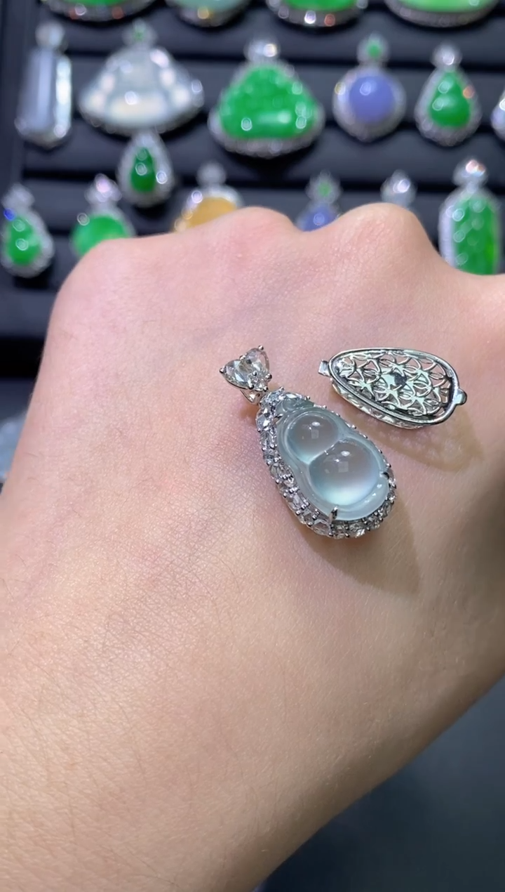 颈饰18K金镶嵌翡翠豆子