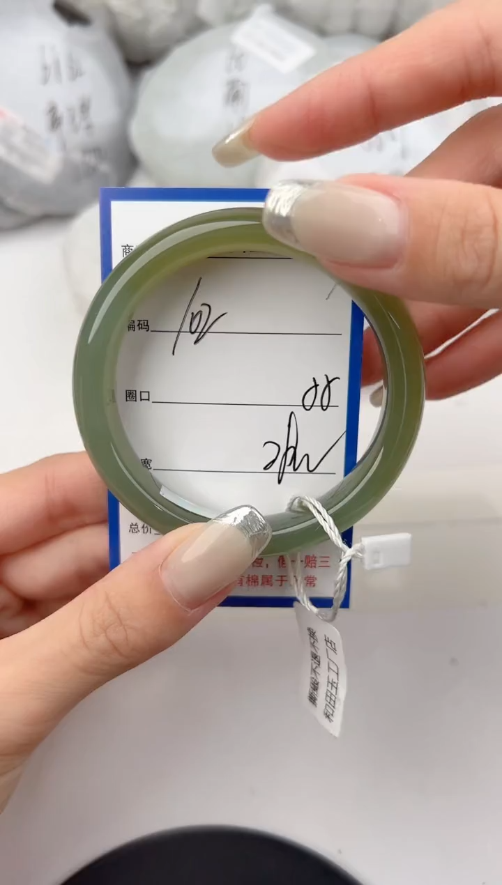 和田玉手镯未镶嵌102颜色微差无瑕疵