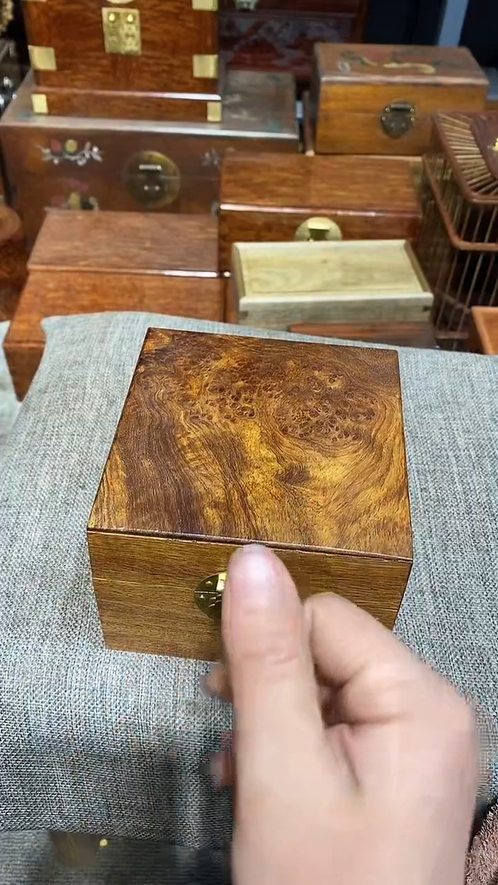 【闪购商品】花梨木类木艺盒子一个