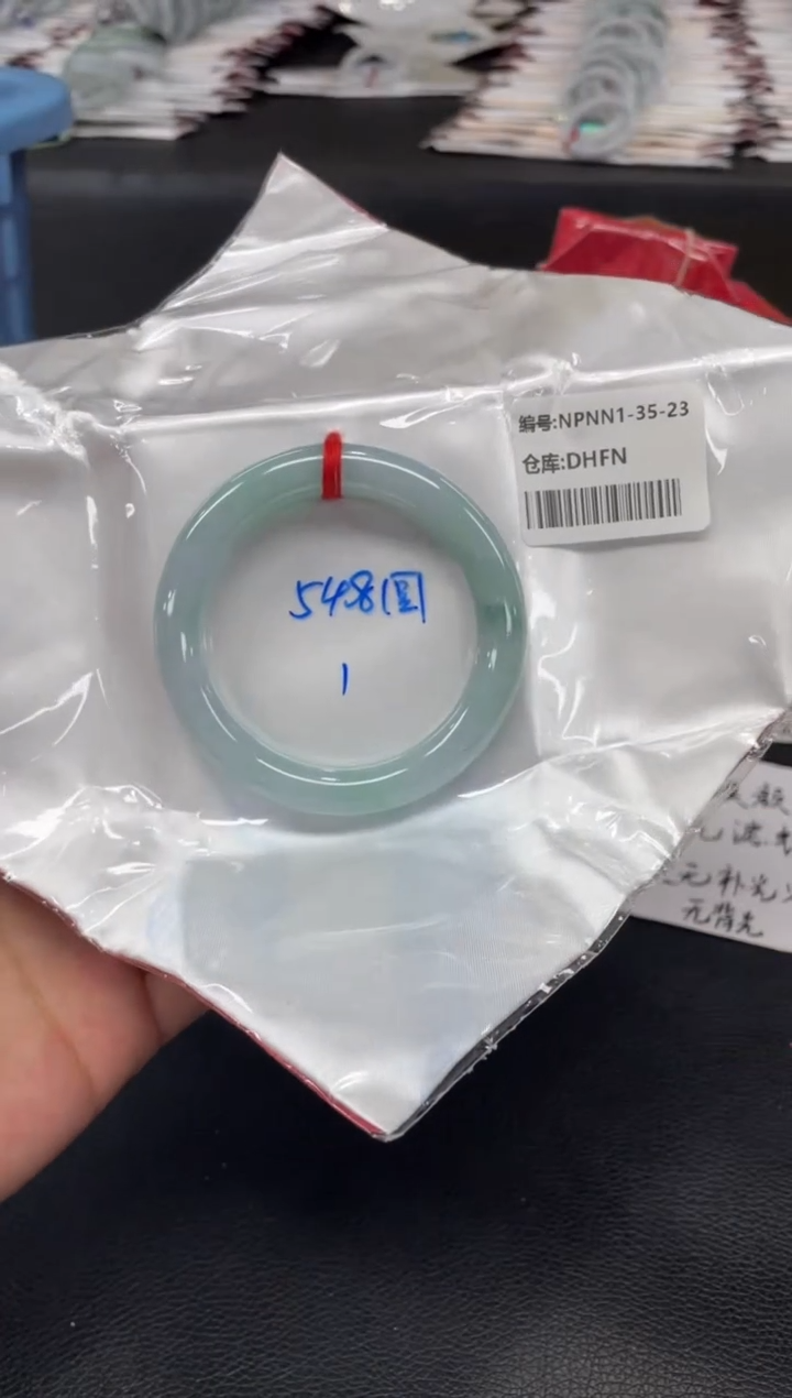 翡翠手镯未镶嵌翡翠手镯