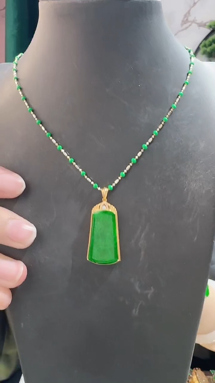颈饰18K金镶嵌翡翠88888888888