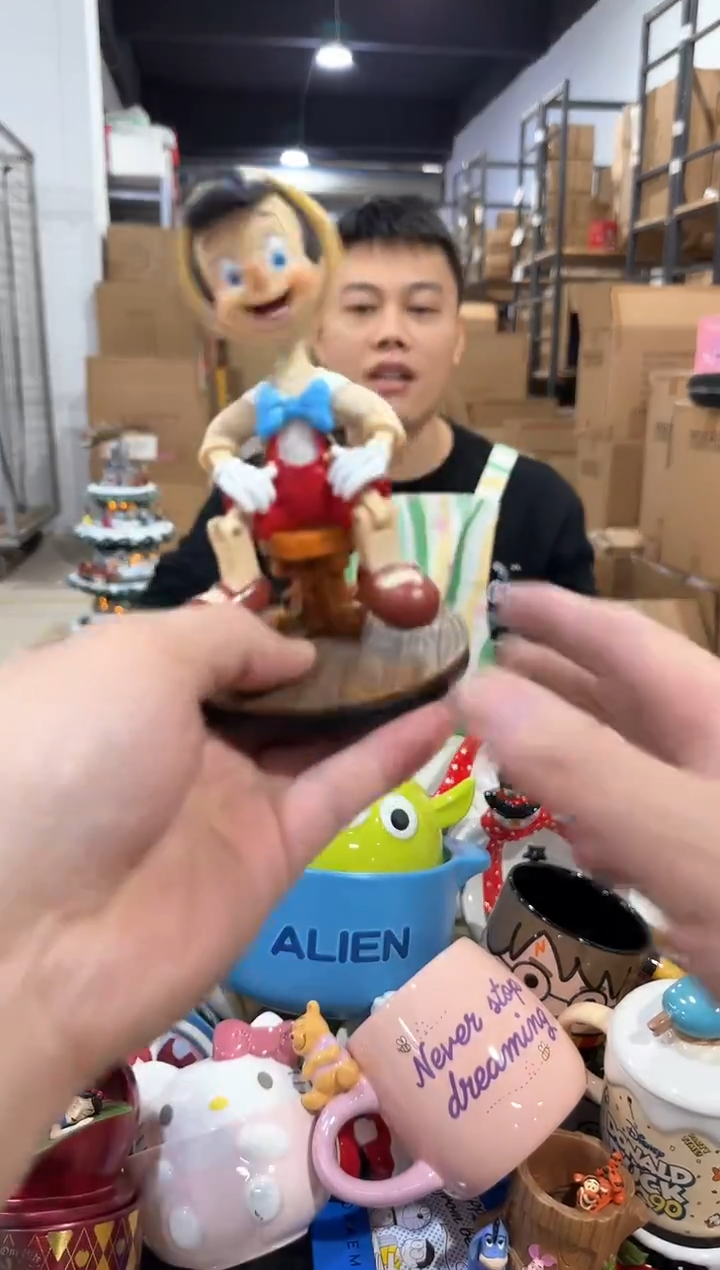 瓷片摇头匹诺曹摆件