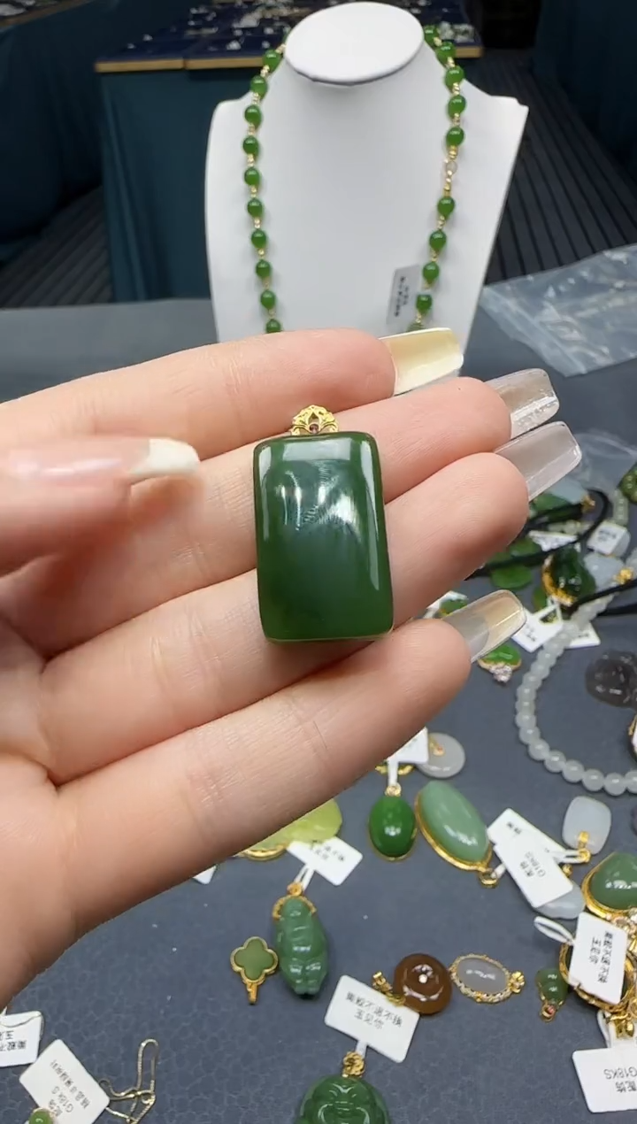 【闪购商品】和田玉挂件18K金镶嵌1
