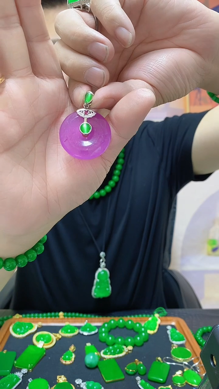 翠绿色吊坠气质时尚