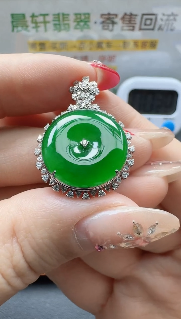 颈饰18K金镶嵌翡翠把****喽寄售回流，24小时鉴赏期