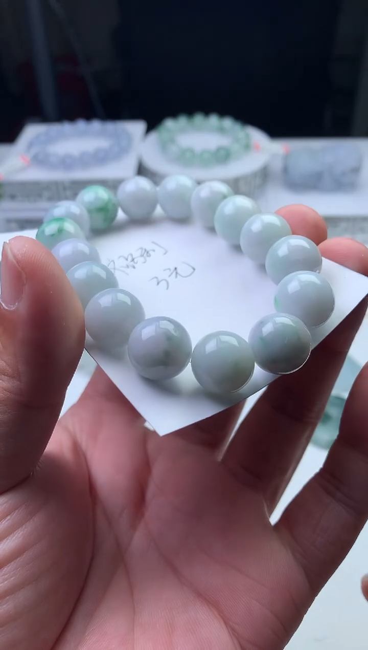 颈饰未镶嵌翡翠珠子