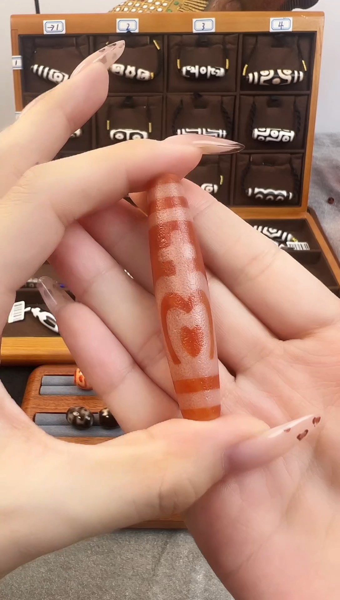 玛瑙/玉髓（覆膜）颈饰未镶嵌虫*儿43.（微瑕）