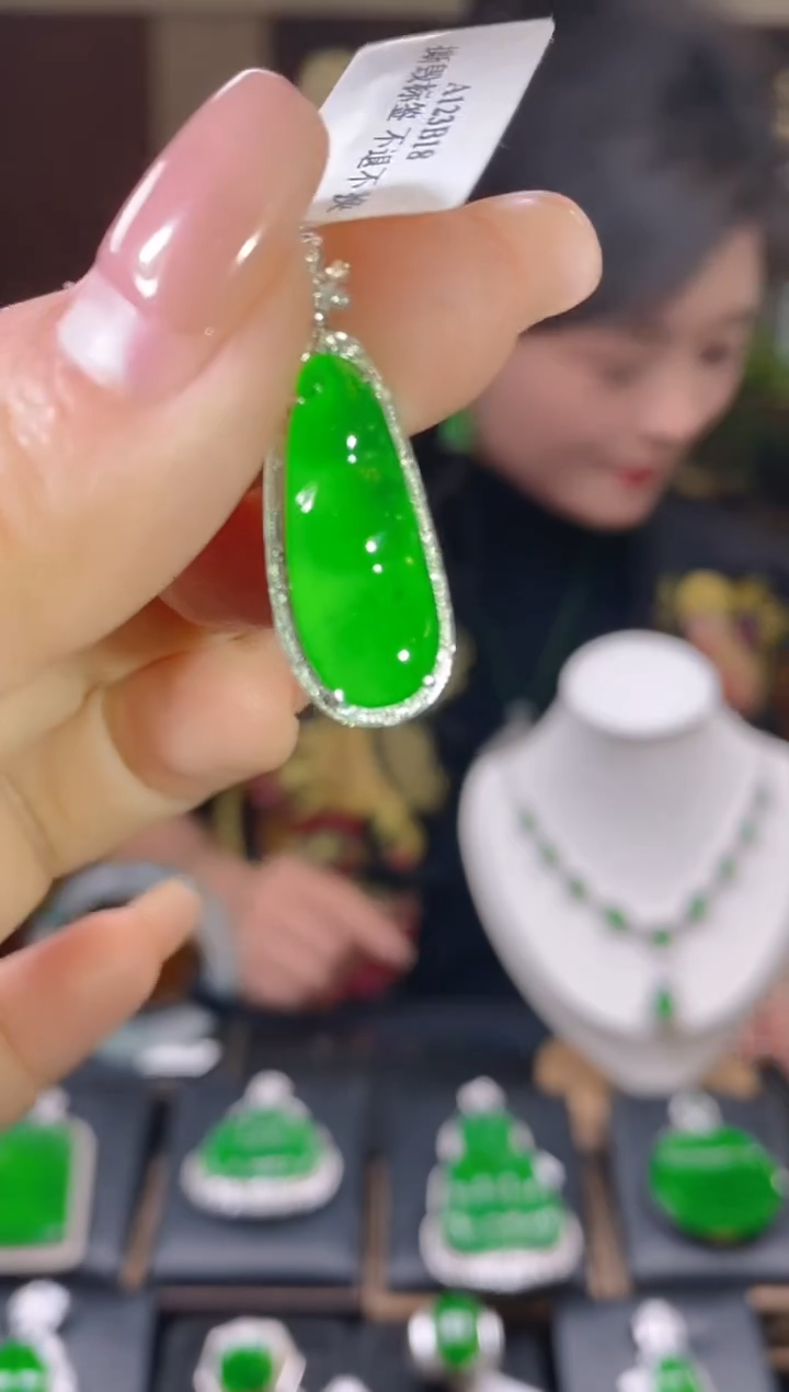 【闪购商品】翡翠吊坠(不含链)18K金镶嵌翡翠吊坠