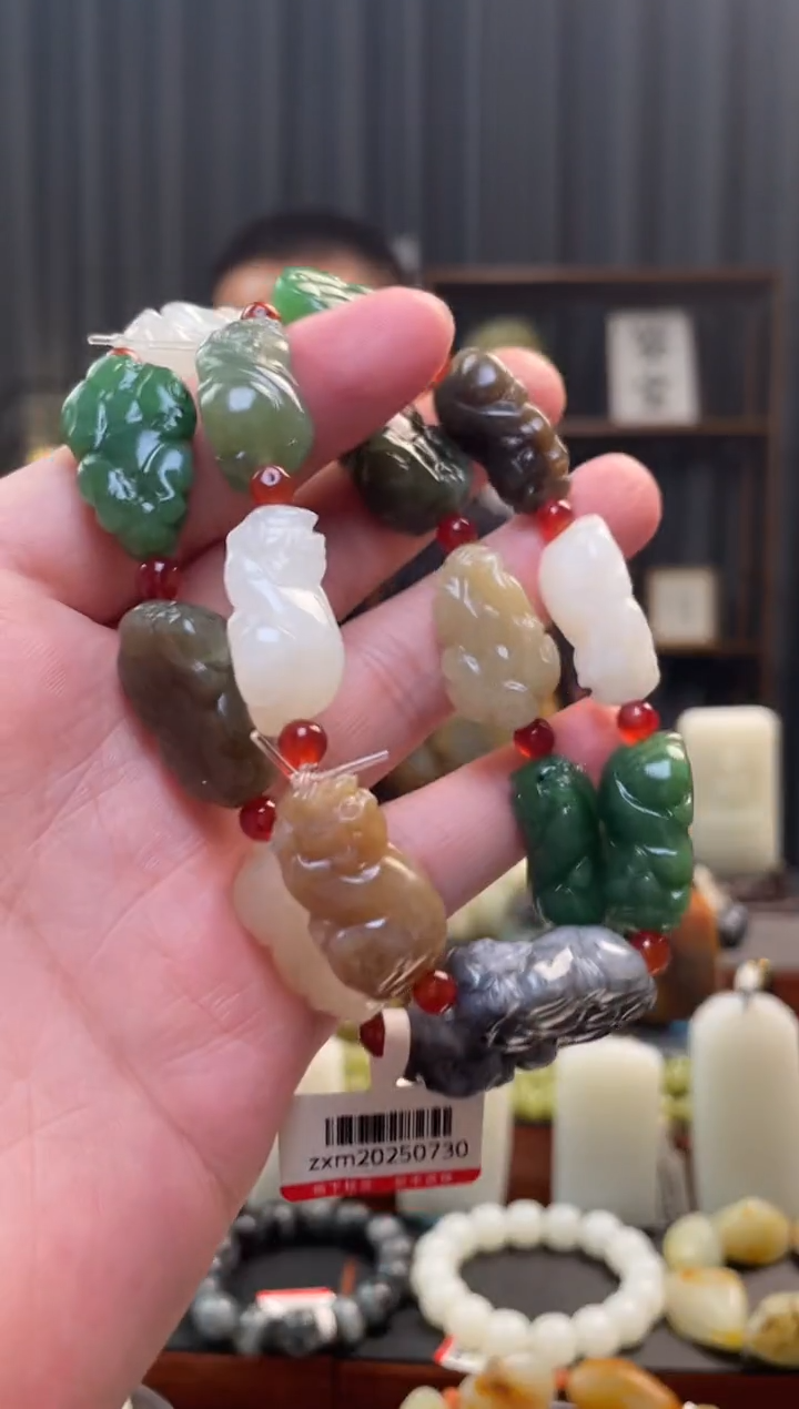 吊坠(不含链)未镶嵌和田玉手串  多样性发货，拍一发一