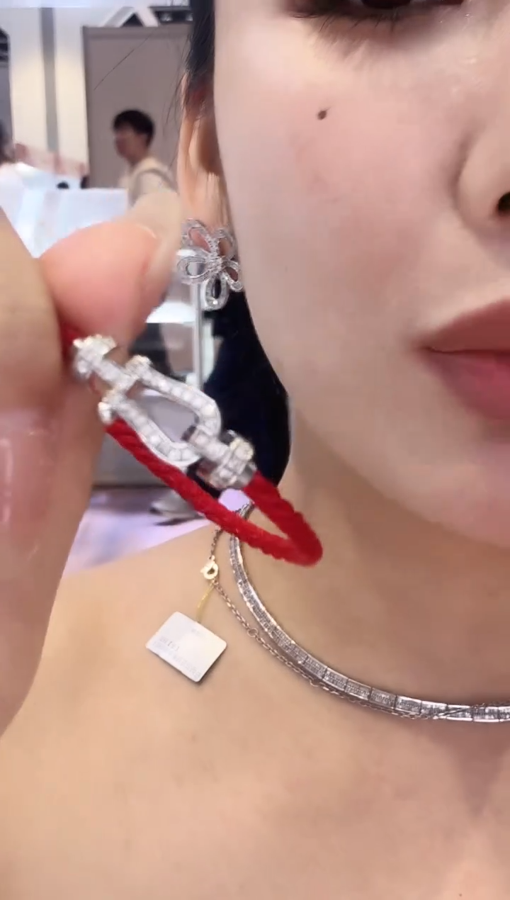 18K金镶嵌吊坠钻石马蹄