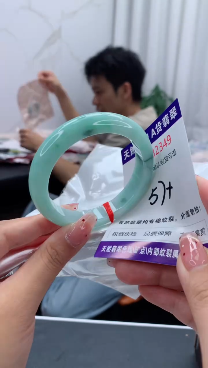 未镶嵌手镯翡翠有纹，完美者勿拍
