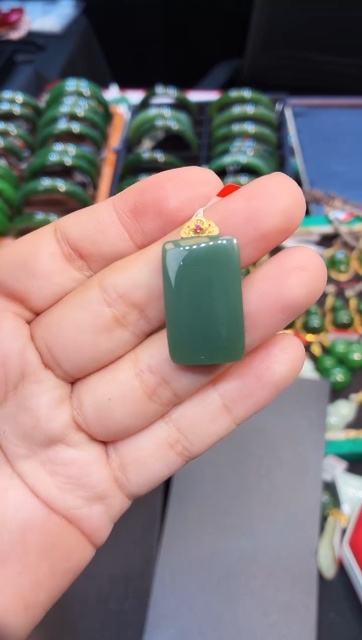 吊坠(赠链)18K金镶嵌和田玉多样性发一