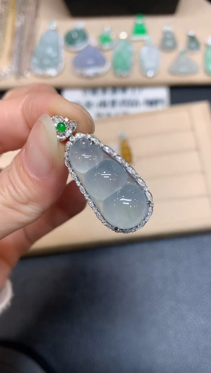 【闪购商品】翡翠颈饰18K金镶嵌福豆【无服务费