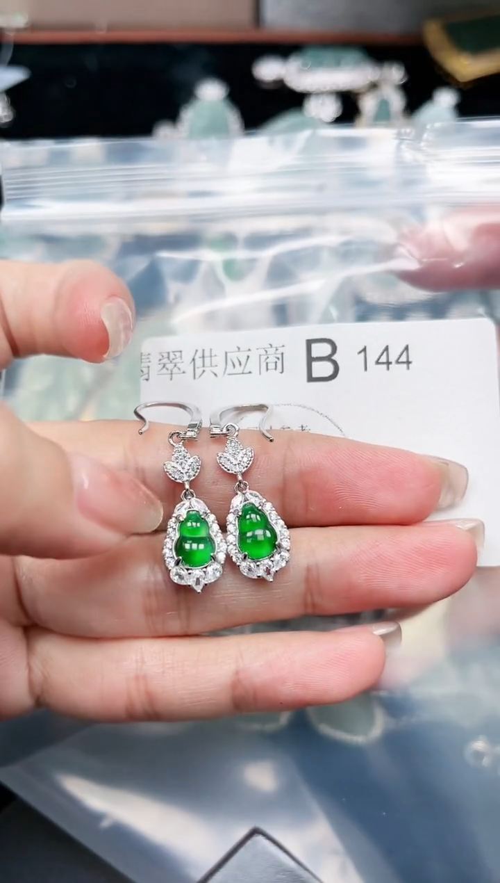 【闪购商品】翡翠颈饰未镶嵌赠皮绳144