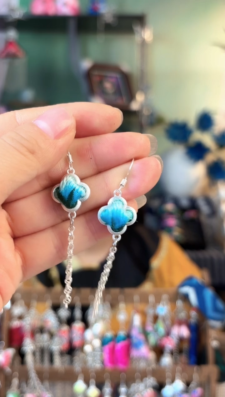 云织瑶非遗老绣饰品210