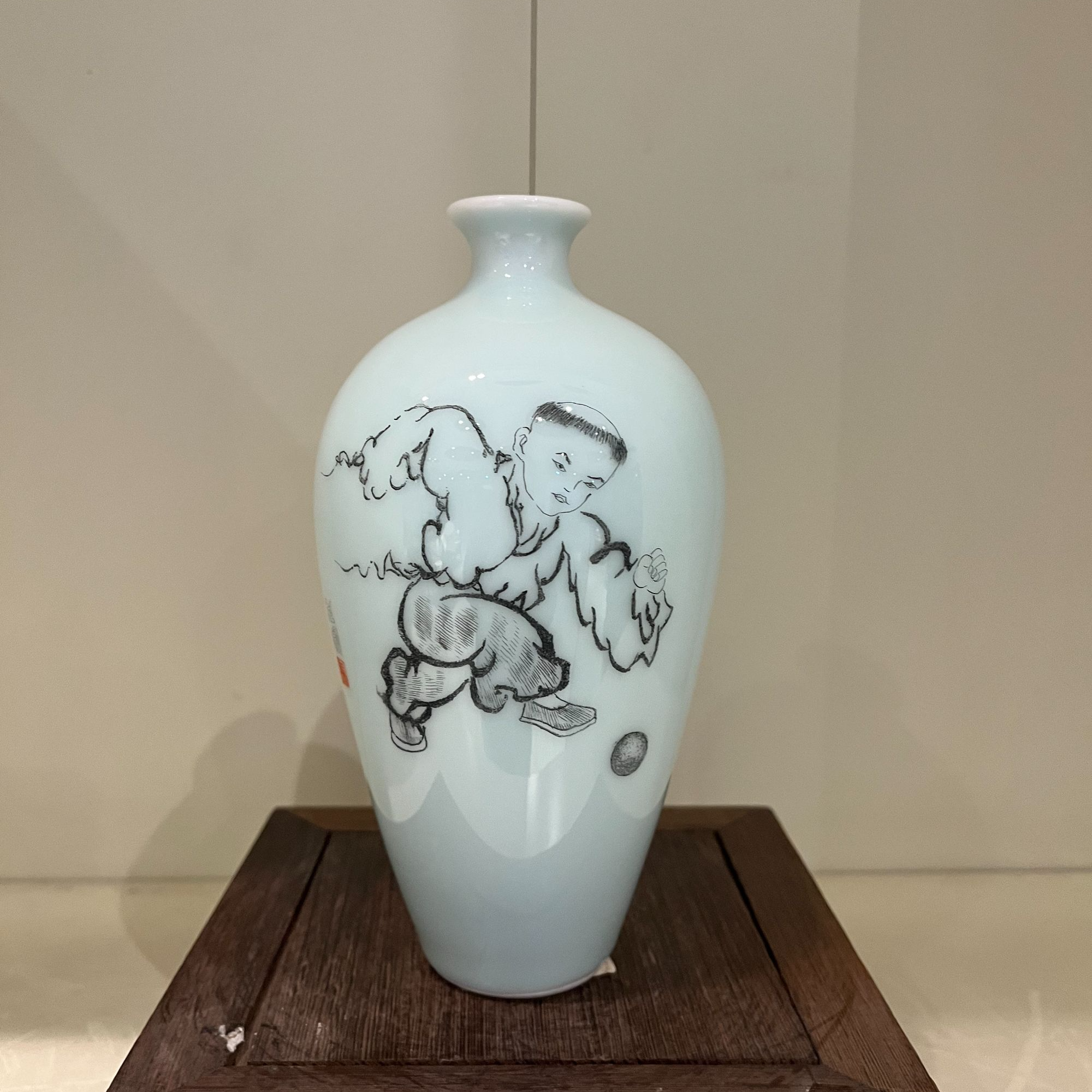 昆仑牌鲁青瓷 小梅瓶 刻瓷  蹴鞠 18.5cm