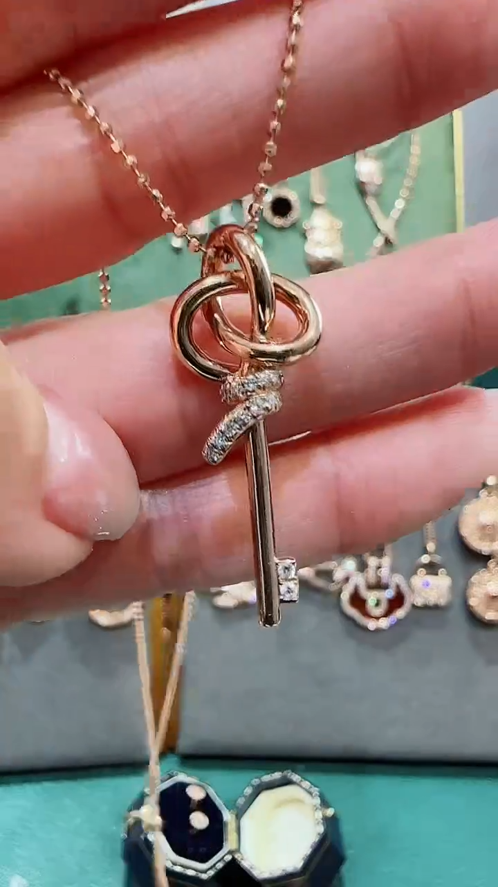 【闪购商品】钻石吊坠(不含链)18K金镶嵌18K金钻石绳结钥匙吊坠