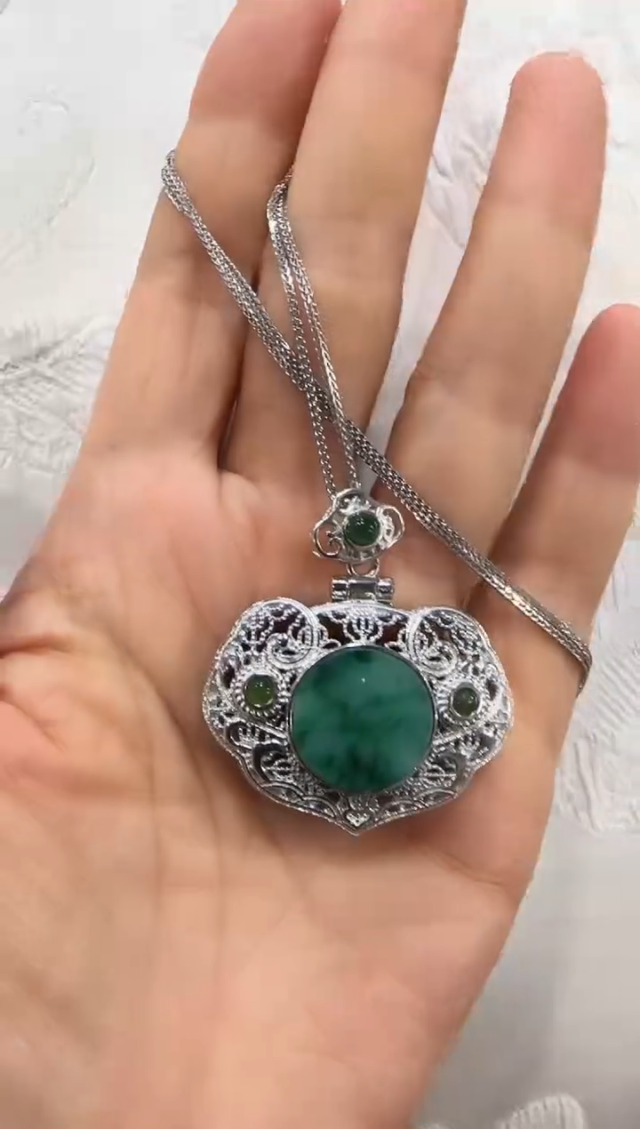 翡翠未镶嵌颈饰国风