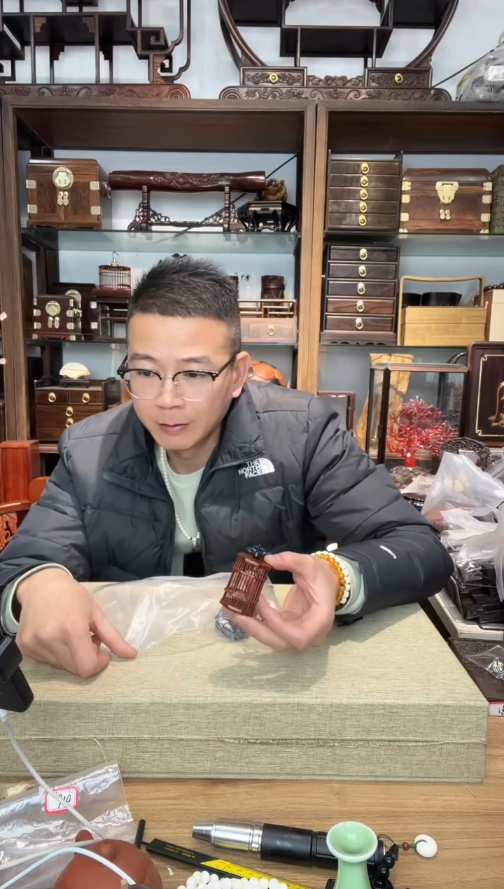 乌木类书架581小叶紫檀蝈蝈笼手把件  八角